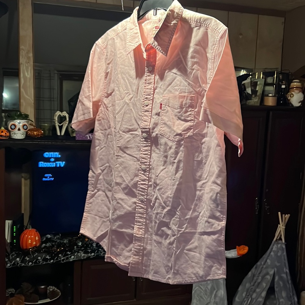 NWT pink Levi’s button up